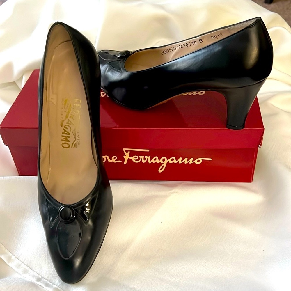 Ferragamo black leather pumps